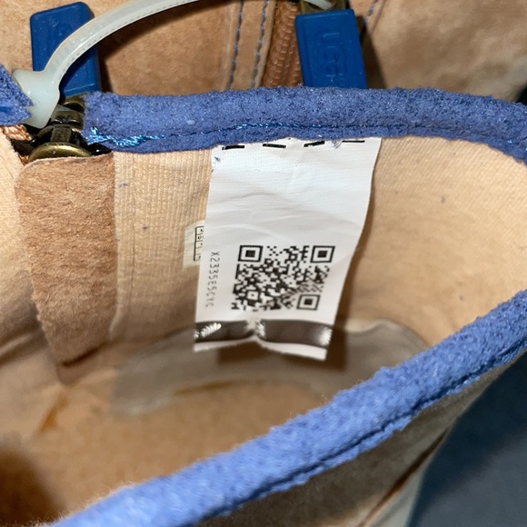 NWT.  UGG Boots.  Women size 6 - Picture 5 of 7